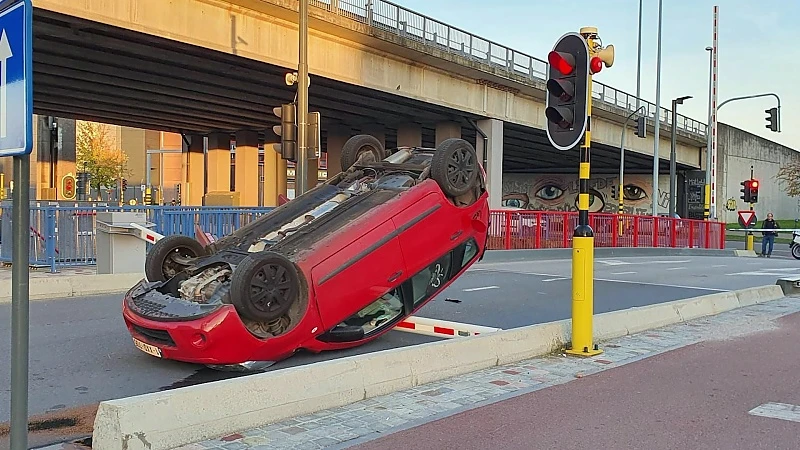 Auto met jong gezin belandt op dak nadat brug aan de Vaart open gaat