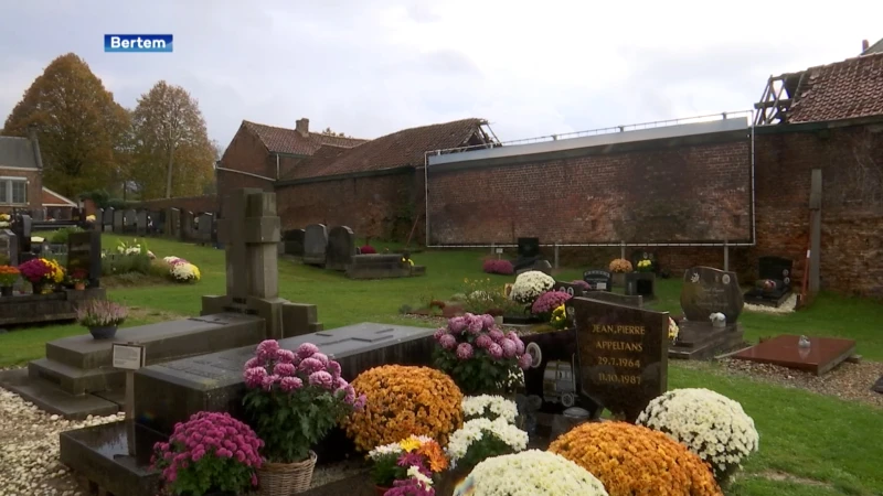 Enorm spandoek moet ingestorte muur bedekken op kerkhof in Bertem