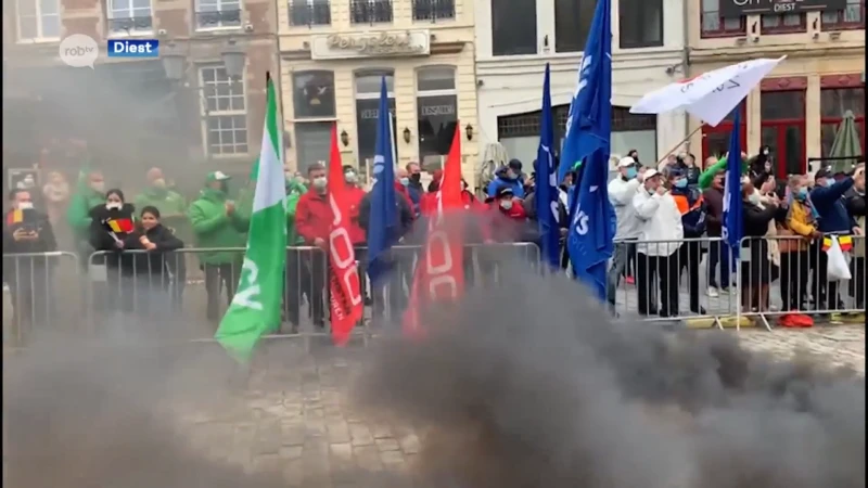 Politievakbonden protesteren met rookbommen tijdens bezoek koningspaar in Diest