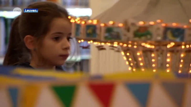 Prachtig: Dany uit Boutersem stelt zelfgebouwde miniatuurkermis tentoon in de bibliotheek van Leuven