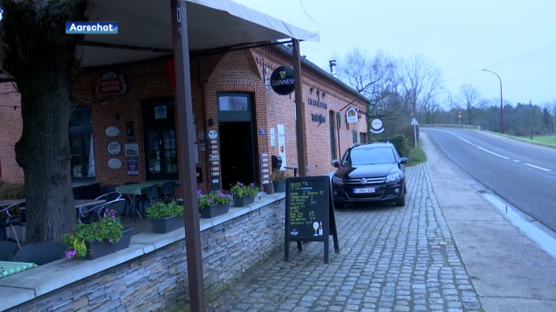 Opmerkelijke diefstal: reclamebord aan gevel van Irish Pub in Wolfsdonk gestolen