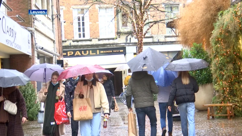 Regenachtige eerste dag van de koopjes
