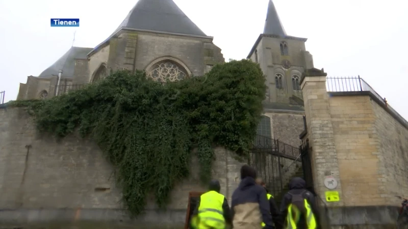 Door regen en wind: bedevaarders wandelen Dertienmaal in Hakendover, goed voor zo'n 40 kilometer