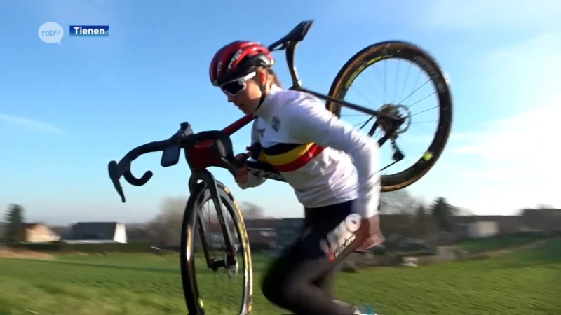 Tiense Kiona Crabbé rijdt op het WK velrijden Mixed Relay
