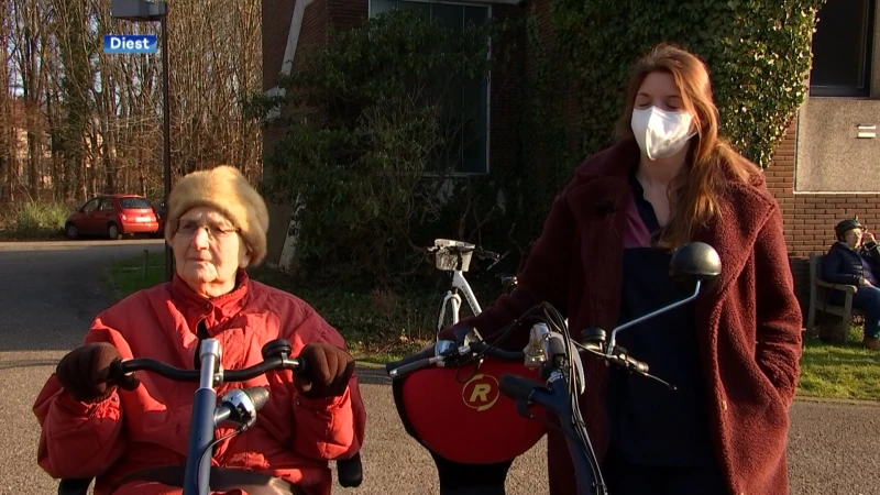 Op de duofiets met 100-jarige Jeanne uit Diest