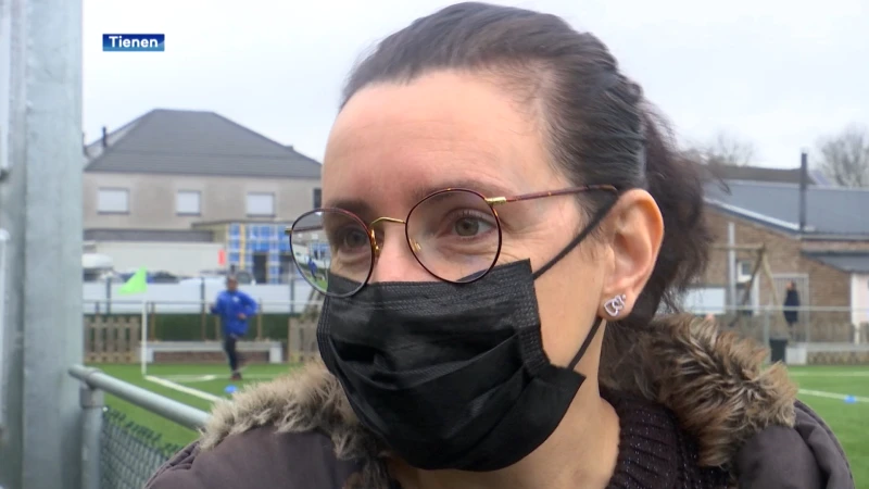Ondanks slecht weer zijn ouders weer op post langs zijlijn van voetbalveld: "We zien ze graag bezig, hé"
