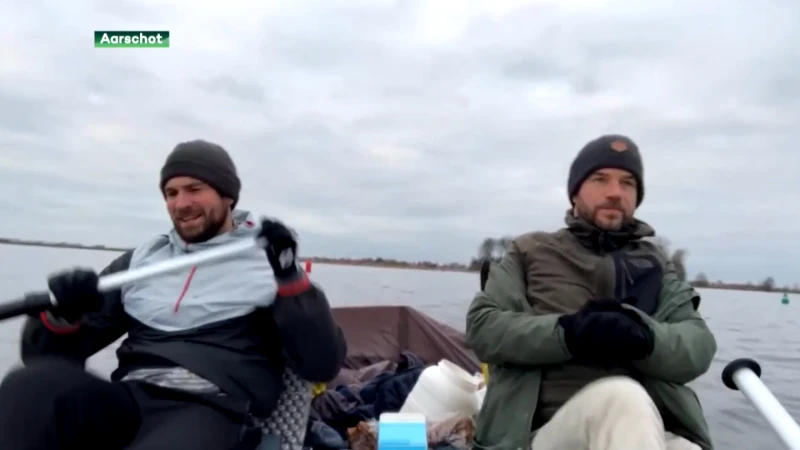 Iciar Van Den Bergh legt de Elfstedentocht af ... aan 5 km/u op een waterfiets