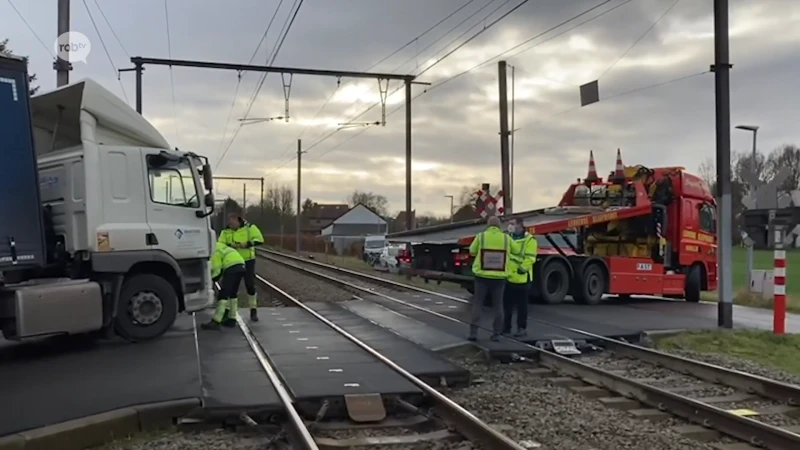 Vrachtwagen rijdt zich klem op spoorwegovergang in Haacht: "Hier rijden dagelijks veertigtonners langs"