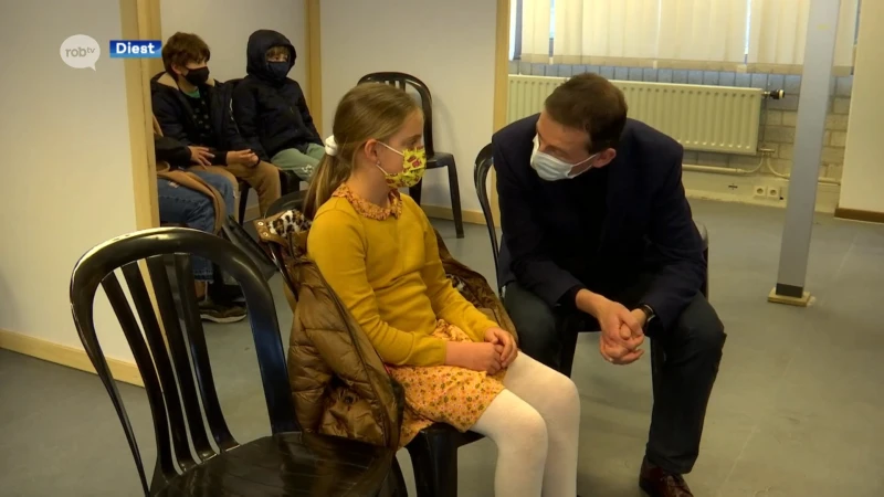 Wouter Beke bezoekt vaccinatiecentrum Webbekom: "Al 13.000 prikken gezet in kleine maand"