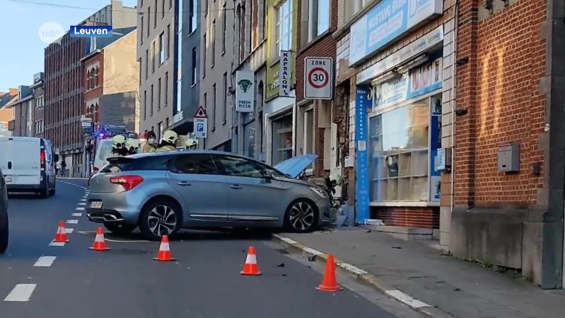 Bestuurder onder invloed ramt twee huizen in Naamsestraat in Leuven
