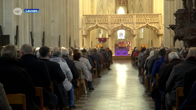 Volle Sint-Pieterskerk voor vijftiende 'Missa Lovaniensis': "Mooie traditie om Leuvens dialect in ere te houden"