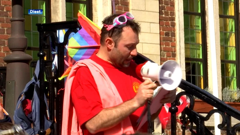 Betogers komen in zwemkledij samen aan stadhuis in Diest: "Zwembad Halve Maan moet blijven bestaan!"