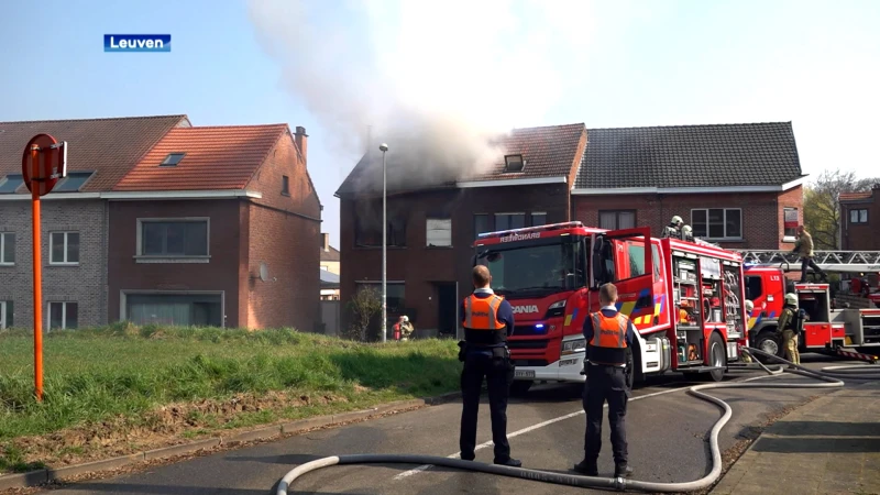 Hevige brand vernielt twee huizen in Wilsele, één zwaargewonde