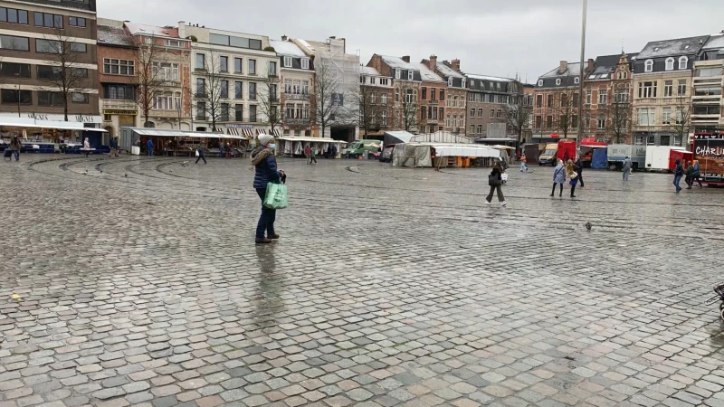 Aangekondigde sneeuw zorgt voor opvallend weinig marktkramers op Vrijdagmarkt in Leuven