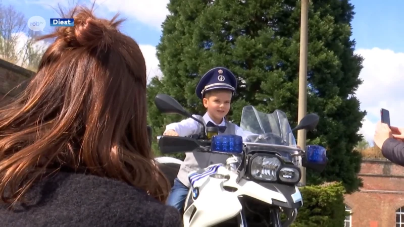Meer dan 40 communicanten nemen foto's in brandweerwagen of op politiebrommer: "Wel een beetje koud vandaag"