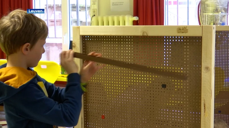 Kinderen bouwen acht- en knikkerbanen tijdens paaskampje 'Pretpark' van UCLL Heverlee