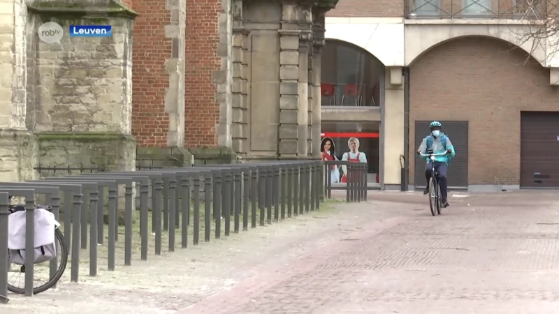 Politie Leuven controleert maaltijdkoeriers, 8 bromfietsen opgedreven: "We krijgen verschillende klachten over hun rijgedrag"