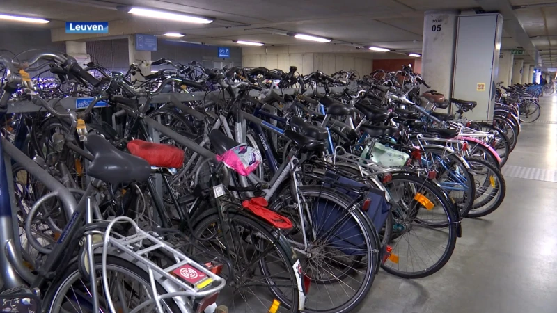 Politie Leuven vat 2 fietsdieven met slijpschijf aan het Martelarenplein in Kessel-Lo