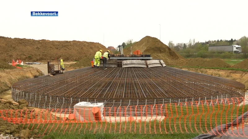 Opbouw 2 nieuwe windturbines langs E314 in Bekkevoort is volop aan de gang