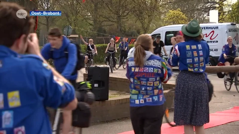 350 KSA'ers komen na drie dagen fietsen aan in stad X: "Redelijk pittig, maar veel sfeer"