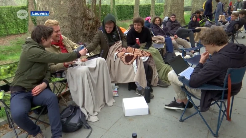 Studenten schuiven urenlang aan om ticket te bemachtigen voor Beiaardcantus in Leuven