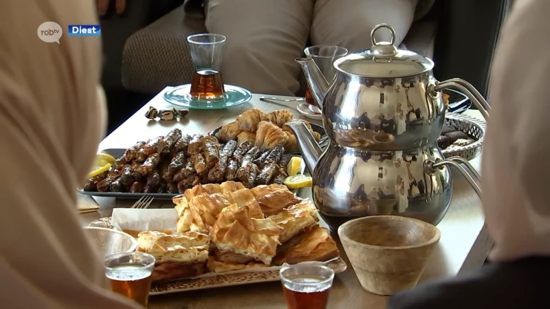 Turks brood, wijnbladeren en baklava: moslimgemeenschap in onze regio viert het einde van de ramadan met Suikerfeest