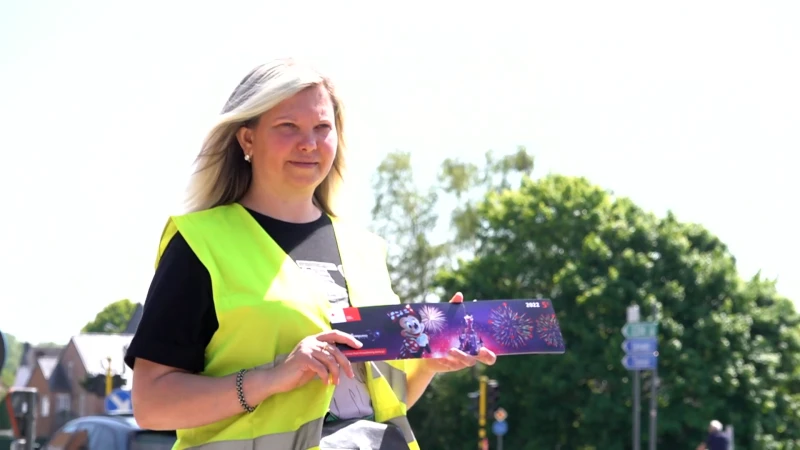 PRACHTIG: Oekraïense vluchtelinge verkocht in Diest al bijna 1.000 stickers van het Rode Kruis: "Ik doe dit met veel plezier"