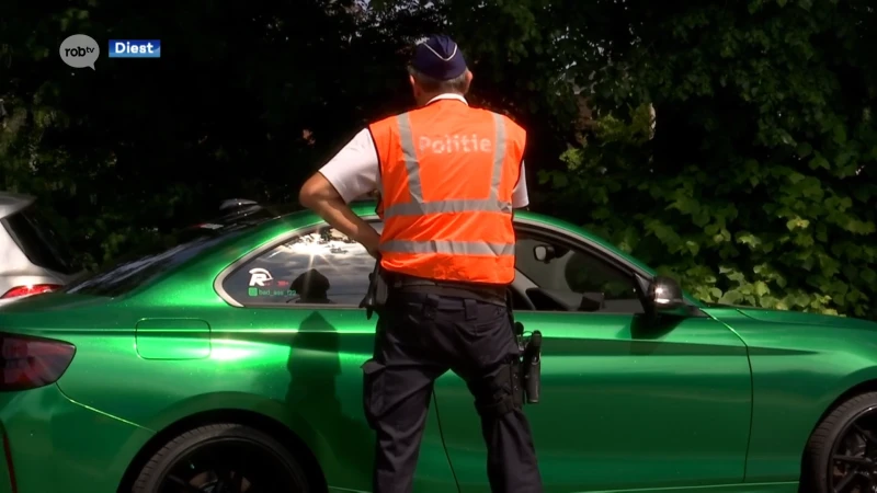 Meteen heel wat chauffeurs tegen de lamp tijdens extra controles op gsm'en achter het stuur: "Twaalf pv's in één uur tijd"