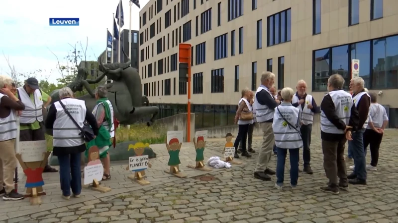 Grootouders voor het Klimaat voeren actie aan Provinciehuis