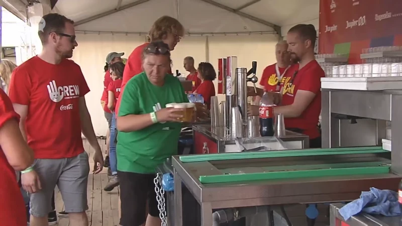 Vele vrijwilligers uit de regio zetten zich in op de weide van Werchter: "De ouderraden, de zwemclubs ... iedereen doet hier wel iets"