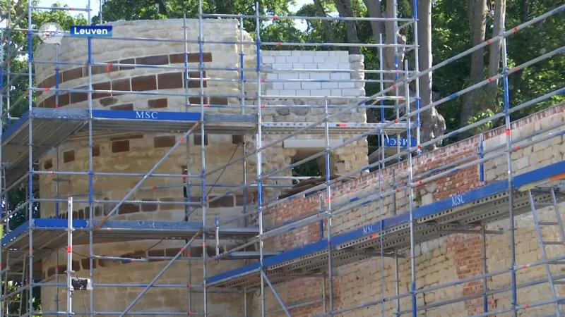 Werken aan Handbooghof lopen bijna op hun einde: "Je zal er via trappen op de oude stadsmuur kunnen"
