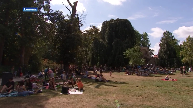 Picknick in het park in Leuven volzet: 1000 mensen genieten van ontbijt