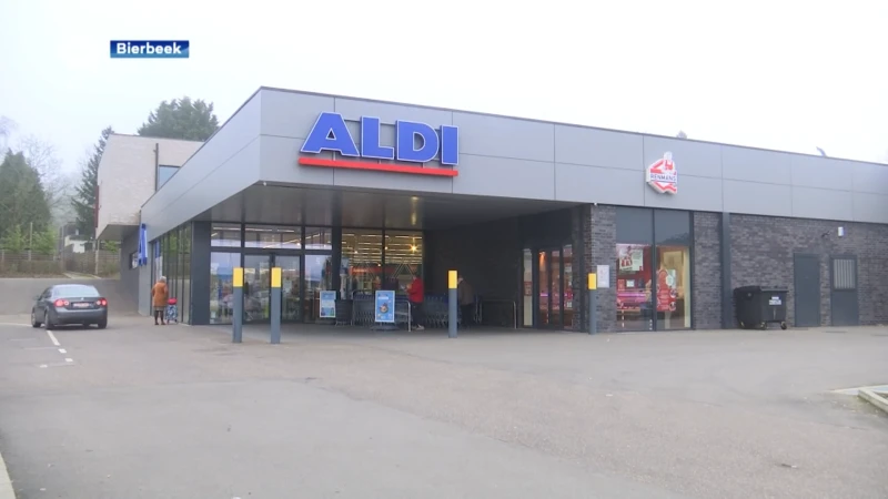 Beelden tonen hoe twee gevluchte winkeldieven wegvluchten nadat klant van Aldi in Korbeek-Lo hen klemrijdt