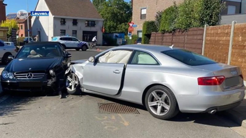 Twee autobestuurders lichtgewond na frontale botsing in Wilsele