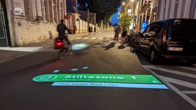 Stad Leuven gaat tekst projecteren in Naamsestraat om nachtlawaai tegen te gaan: "Het is een test"