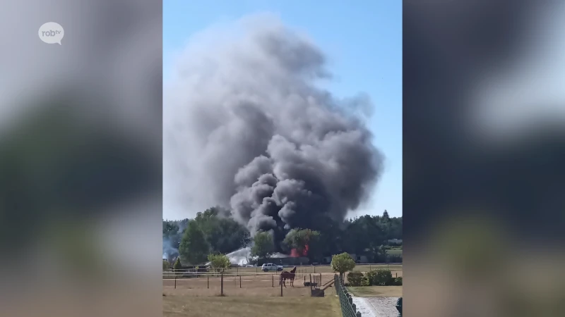 Brand in oude voetbalkantine zorgt voor gigantische rookpluim in Aarschot.