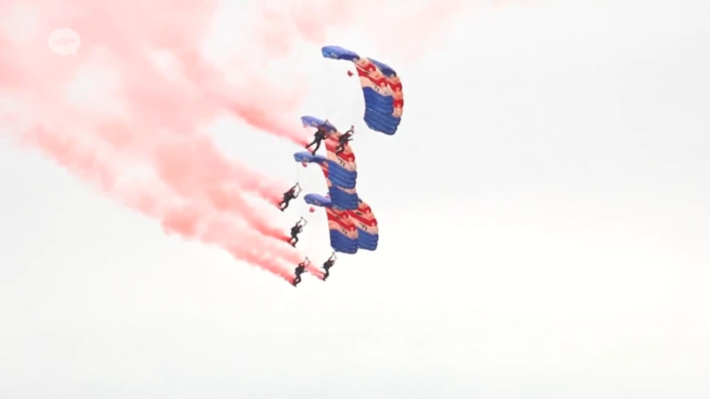 SPECTACULAIR: Trainingscentrum voor Parachutisten in Schaffen viert 75ste verjaardag met prachtige demo's