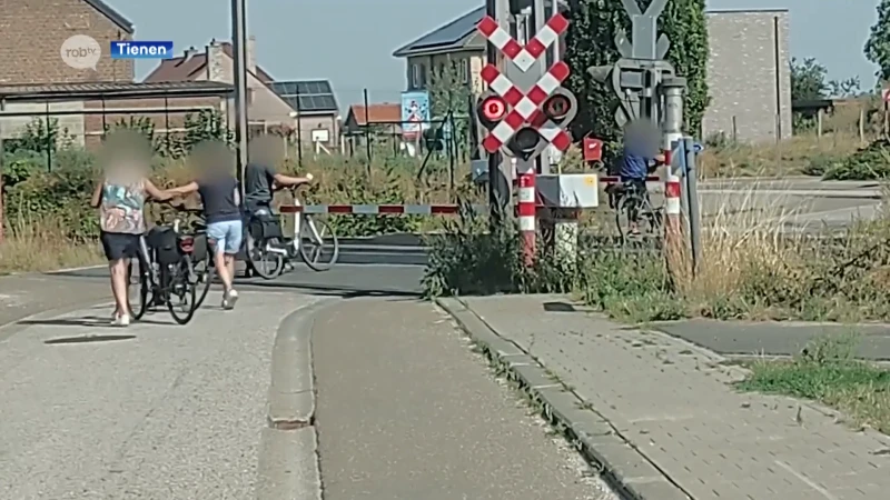 Fietsers steken spoorweg over terwijl slagbomen naar beneden zijn: "Levensgevaarlijk en hallucinant"