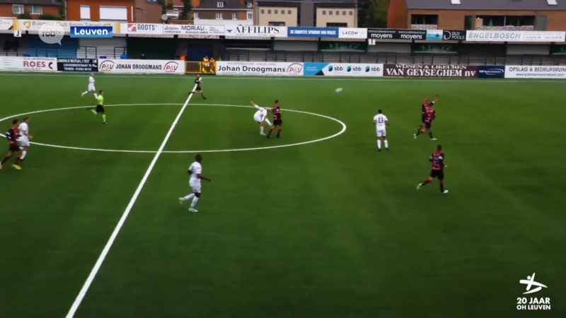WAUW: OHL-spits Aleksander Buksa (U23) schiet bal vanaf de middenlijn in doel