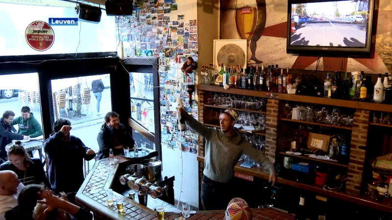 Wielerfans vieren overwinning Remco Evenepoel op WK Wielrennen in café Farao in Leuven: "Hele nacht wakker gebleven"