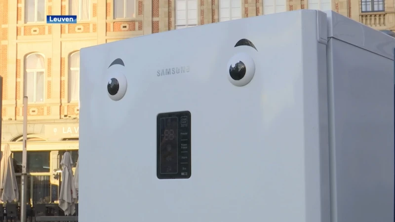 "Menselijke" oude elektrotoestellen vragen aandacht voor recyclage tijdens actie Recupel op Martelarenplein in Leuven