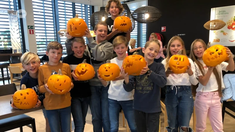 Leerlingen 't Belhameltje Keiberg uit Scherpenheuvel-Zichem leven zich uit bij het maken van Halloween pompoenen