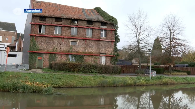 Stuk gevel van pakhuis in Aarschot valt naar beneden: gebouw moet van stadsbestuur verplicht worden afgebroken