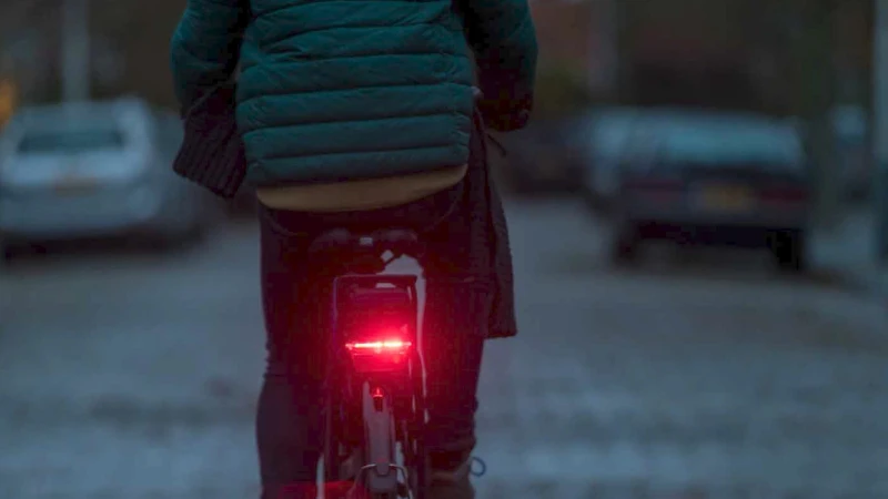 Politezone HerKo deelt fietslichtjes uit tijdens de donkere wintermaanden