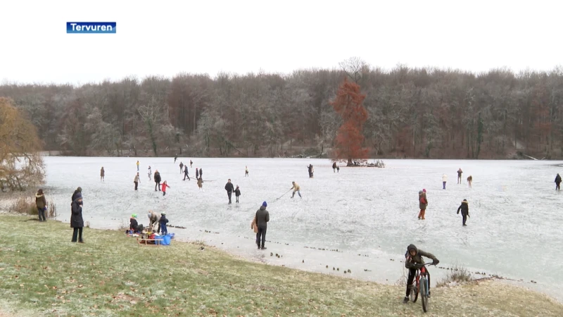 Ondanks een schaatsverbod in onze regio waagden heel wat mensen zich dit weekend toch op het ijs