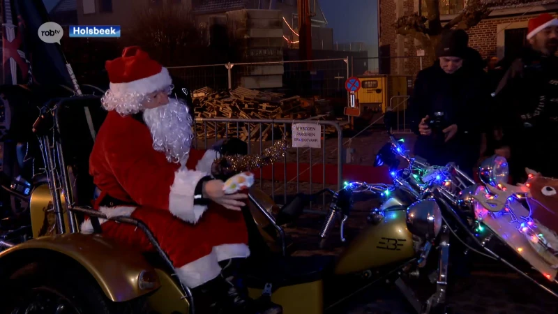 Kerstman ruilt slee in voor motor en deelt snoep uit aan kinderen in Holsbeek