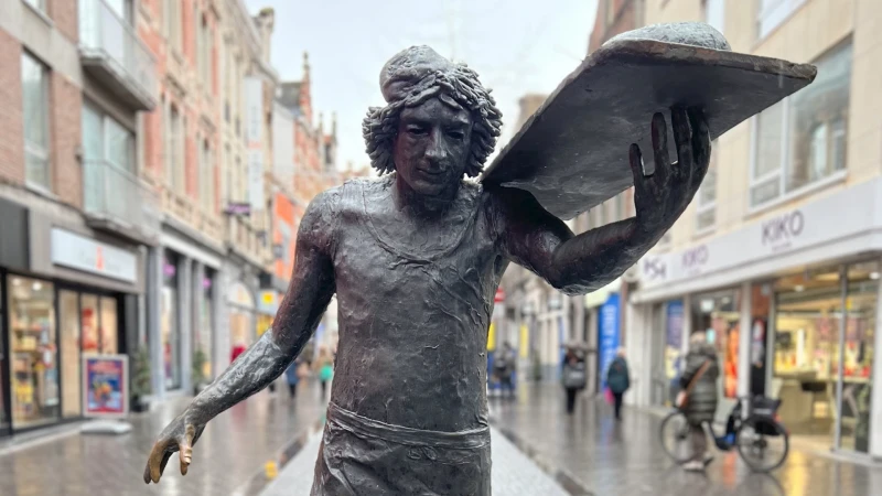 Omgevallen standbeeld 'Dorre, de bakker' staat opnieuw op sokkel in de Diestsestraat