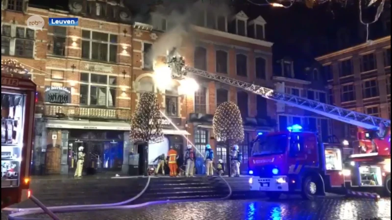 Bewoonster (38) zwaargewond afgevoerd na brand in appartement boven café De Prof op de Oude Markt