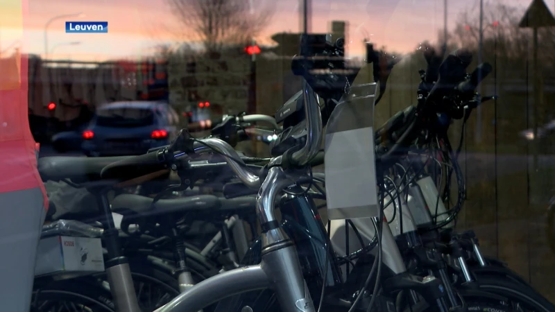 Raam ingeslagen bij fietsenwinkel Ecodrive in Leuven