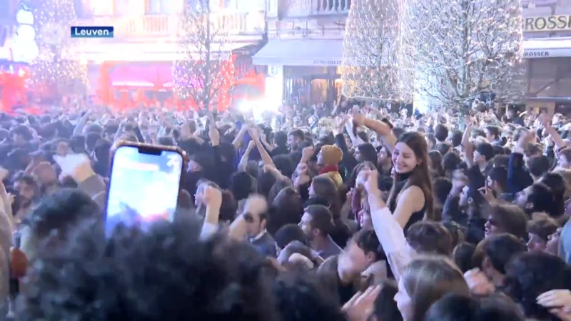 10.000 mensen vieren Nieuwjaar op de Oude Markt in Leuven: "We hebben hier zo lang op gewacht, het geeft een speciaal gevoel"